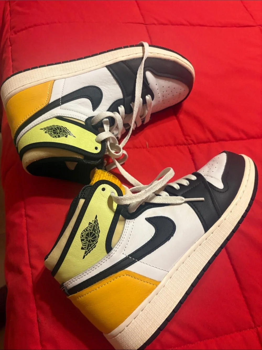 Jordan 1 white black volt university Gold size 7y